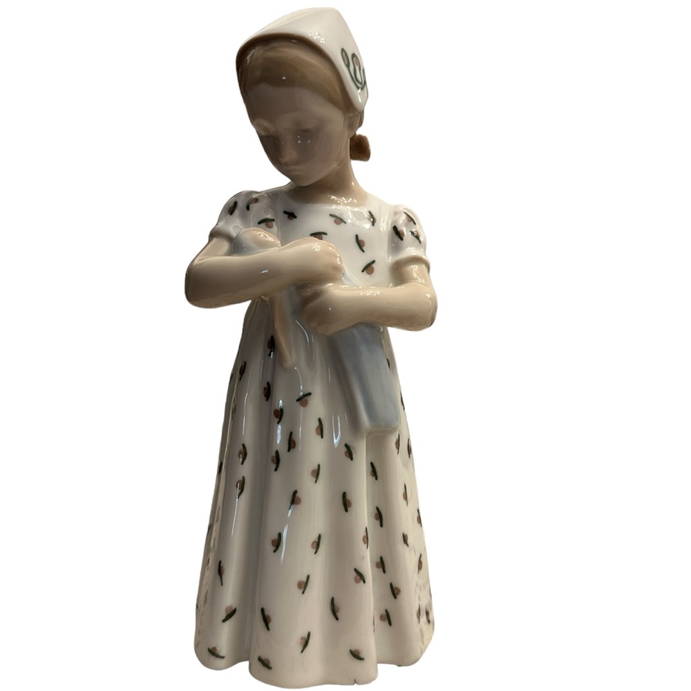 B&G BING GRONDAHL DENMARK ‘Mary’ GIRL HOLDING‎ A DOLL FIGURINE
